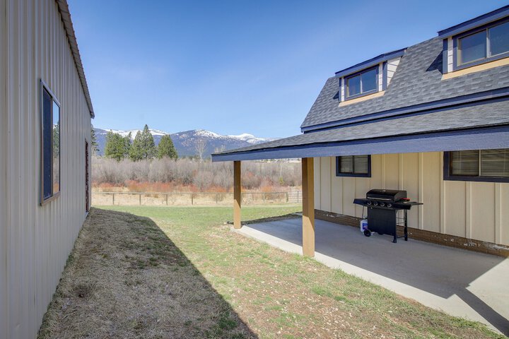 Pet-friendly Victor Home w / Fire Pit & Large Yard!
