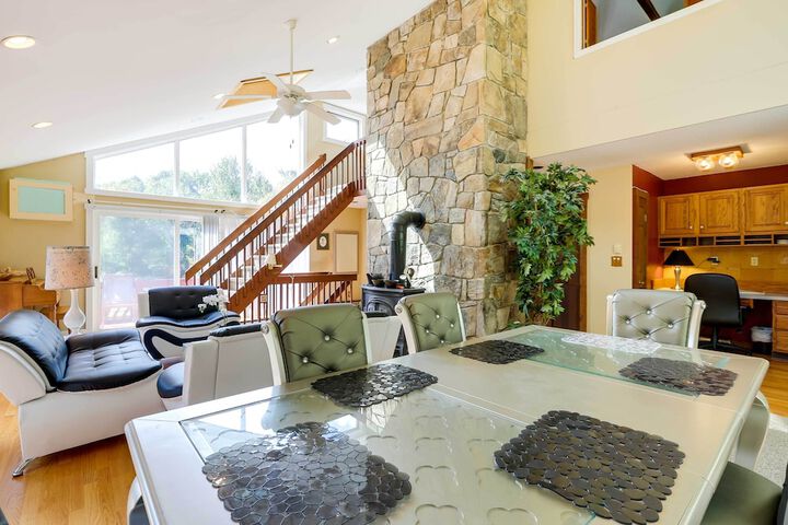 Spacious Woodbury Home w / Pool + Hot Tub!