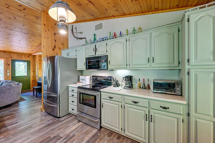 Cullowhee Mountain Retreat w / Deck and Fire Pit!