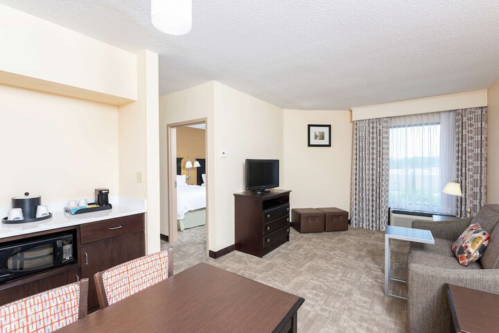 Hampton Inn & Suites Cleveland-Airport / Middleburg Heights