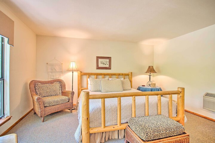 Bright Davis Escape w / Screened-in Porch!