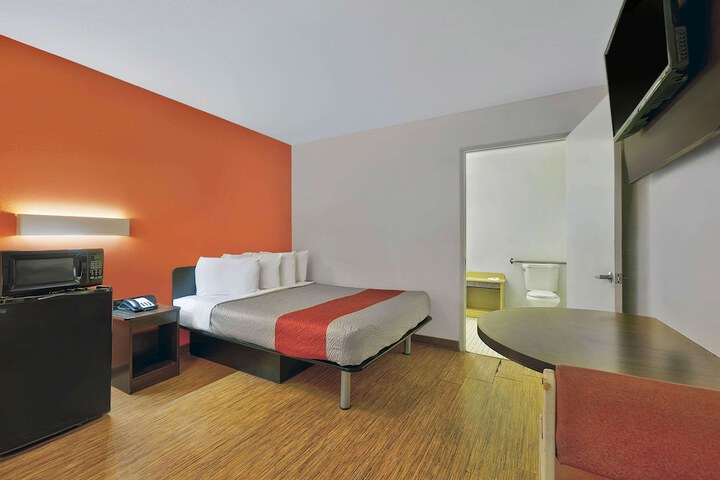 Room 28 of 32
