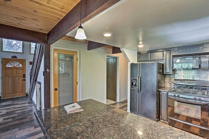 Chester Cabin w / Deck - Walk to Lake + Golfing!