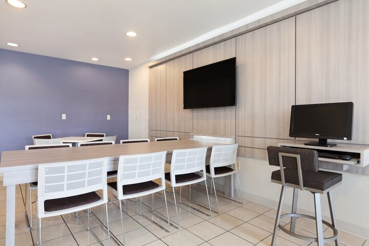 Business Center 28 of 29