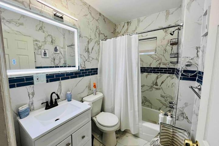 5 bedroom House King Beds 1 Bath 20 Min to Falls