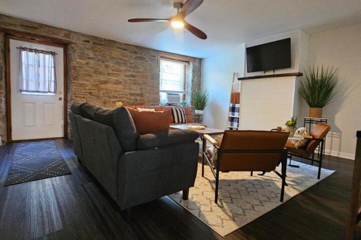 Cozy & Modern 3-Bed Retreat - 8 Mins to Bridge St
