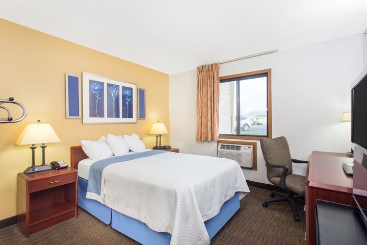 Room 12 of 25