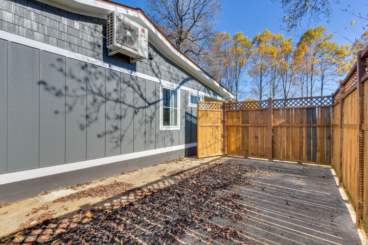 Modern Clarkesville Cottage w / Decks & Patio!