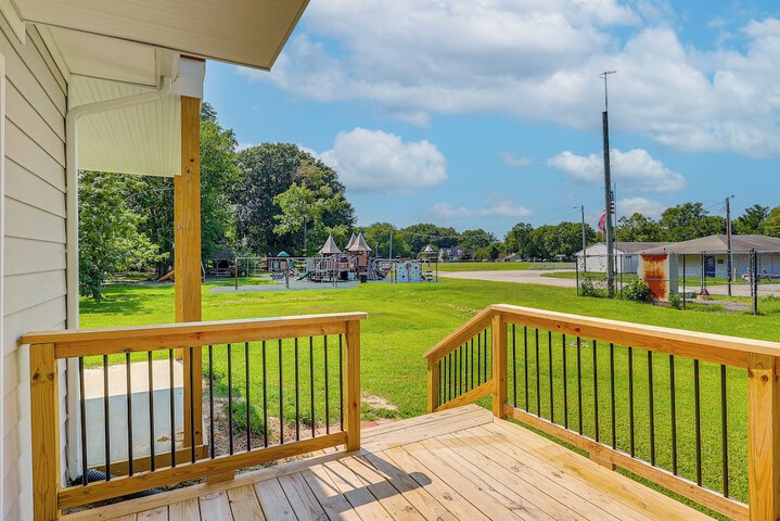 Rock Hall Retreat w / Balcony Near Park & Marina!