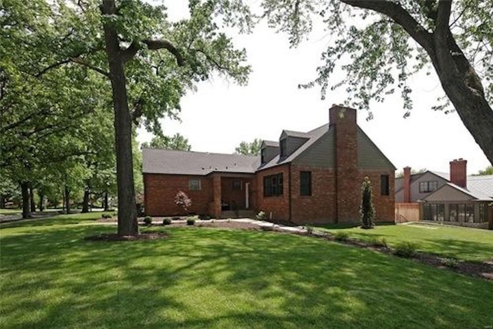 Retreat To Charming Contemporary Home in Stl