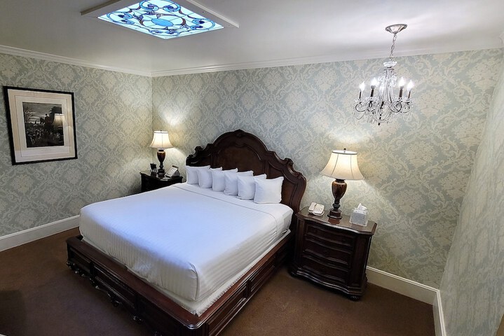 Room 28 of 104