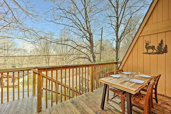 1 Mi to Skiing: Beech Mountain Condo w / Fireplace!