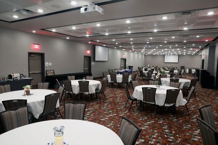 Holiday Inn & Suites Sioux Falls - Airport by IHG