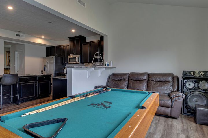 Spacious Home w / Fireplace - Near Golf!
