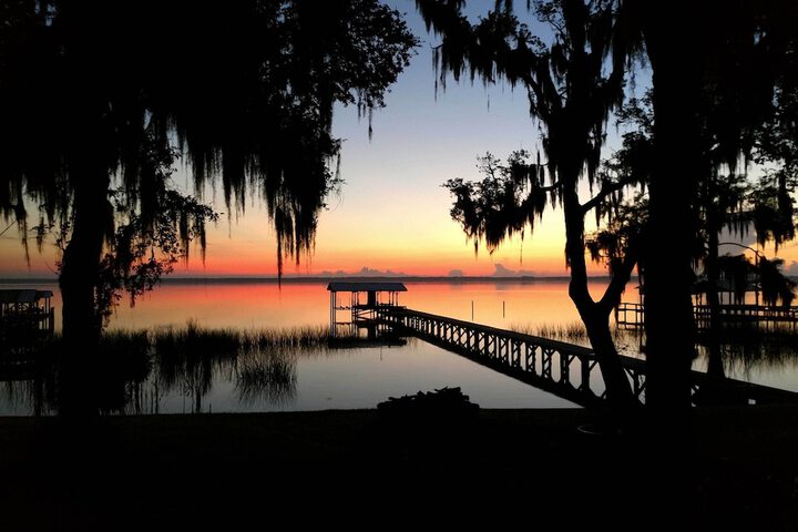 Renovated Crescent Lake Escape w / Waterfront Deck!