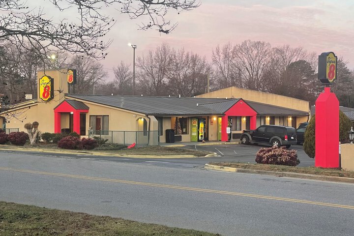 Super 8 by Wyndham Monroe