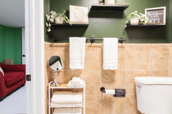Exceptional & Central Garden Suite, Top Amenities & Care!