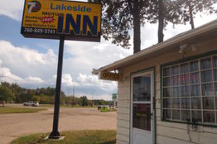 Lakeside Motor Inn