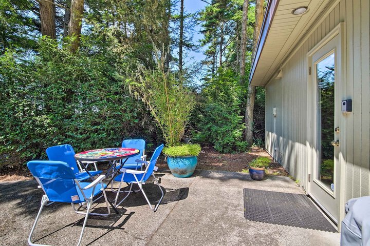 Coos Bay Cottage w / Fireplace & BBQ Patio!
