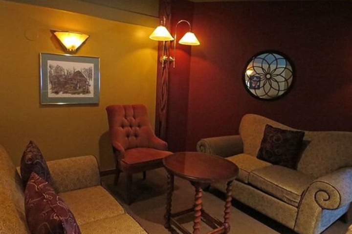 Lounge 33 of 40