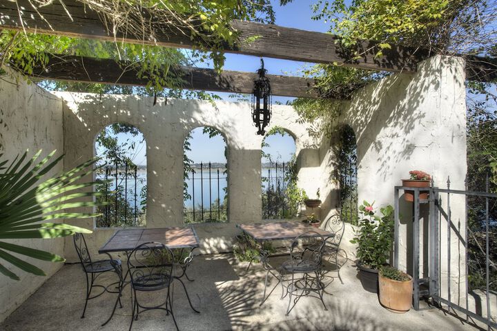 The Lakehouse Bed & Breakfast