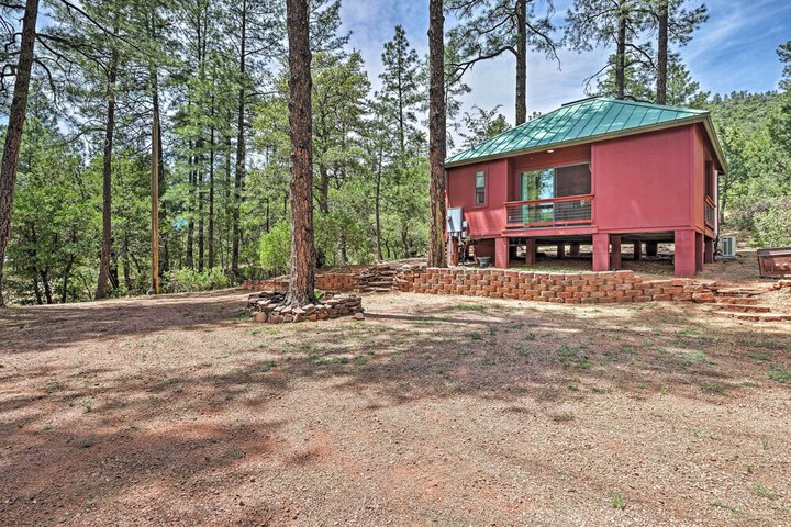 Furnished Deck: Romantic Strawberry / pine Studio!