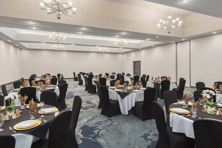 Holiday Inn Oakville Centre by IHG