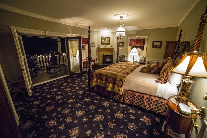Room 28 of 132
