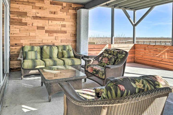 Luxurious Waterfront Home w / Private Pier & Views!