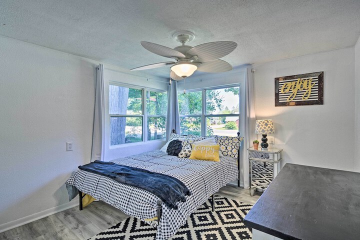 Stylish Dog-friendly Bungalow: Steps to Elk Lake