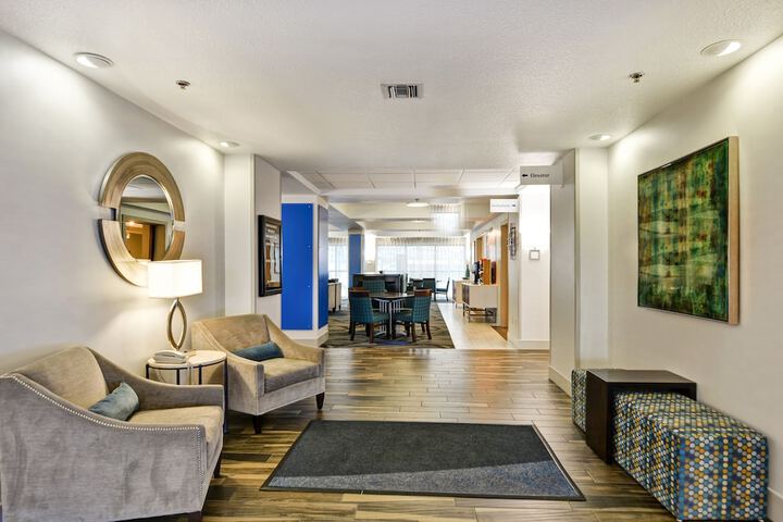 Holiday Inn Express & Suites New Berlin by IHG