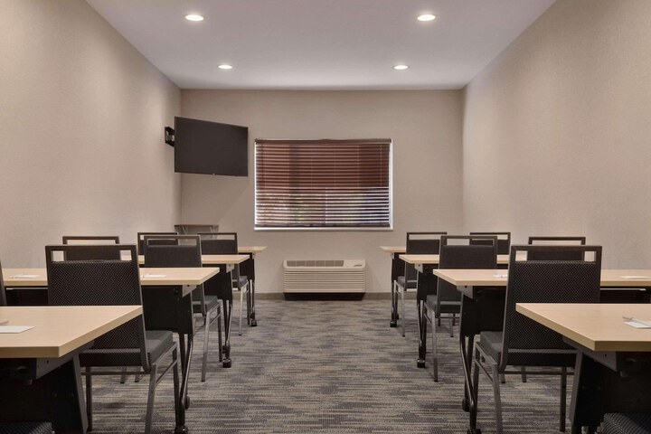 Country Inn & Suites by Radisson Brookings, SD