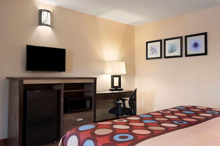 Room 6 of 16