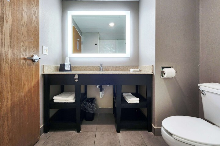 Room 9 of 32