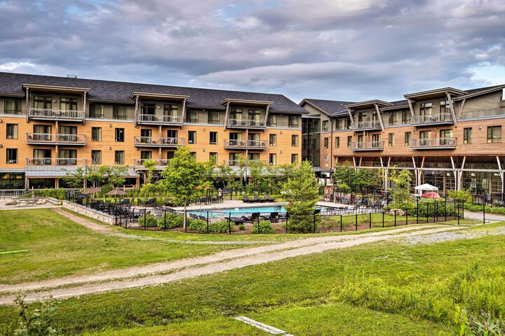 Ski-in Resort Family Condo w / Deck at Jay Peak!