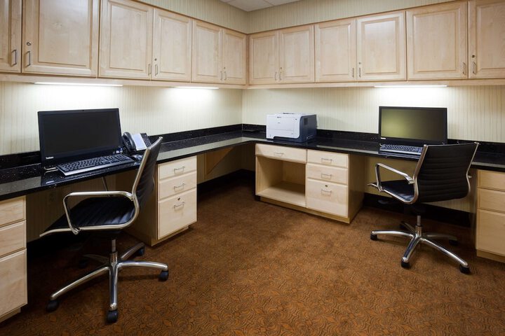 Hampton Inn & Suites Minot Airport