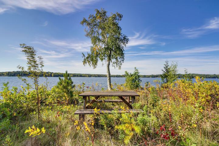 Lakefront Walker Home w / Boat Dock & Lift!