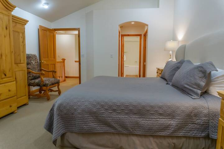 Family Vacation heated in / out Pool Tubing & Ice Skating 719 3 Bedroom Townhouse by RedAwning