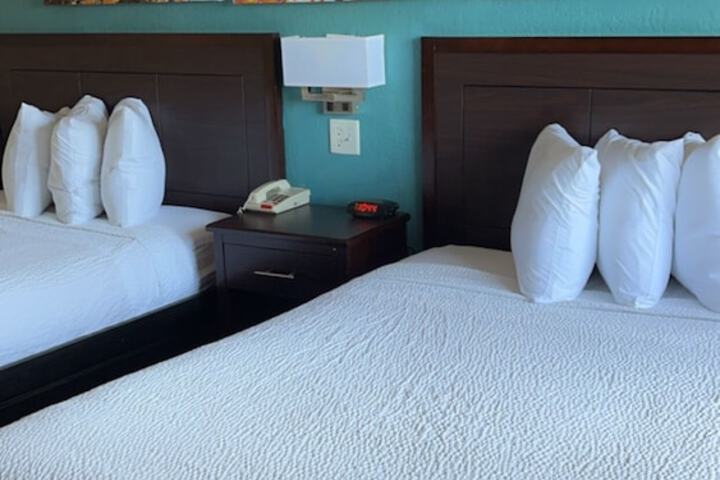 Days Inn & Suites by Wyndham Springfield on I-44