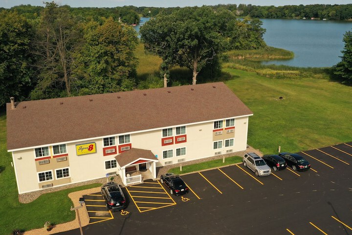 Super 8 by Wyndham Chisago City