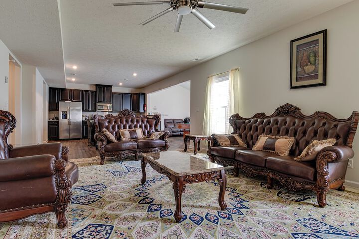Spacious Home w / Fireplace - Near Golf!