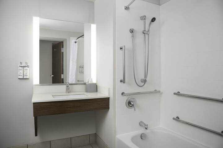 Holiday Inn Express & Suites Pittsburgh North Shore by IHG