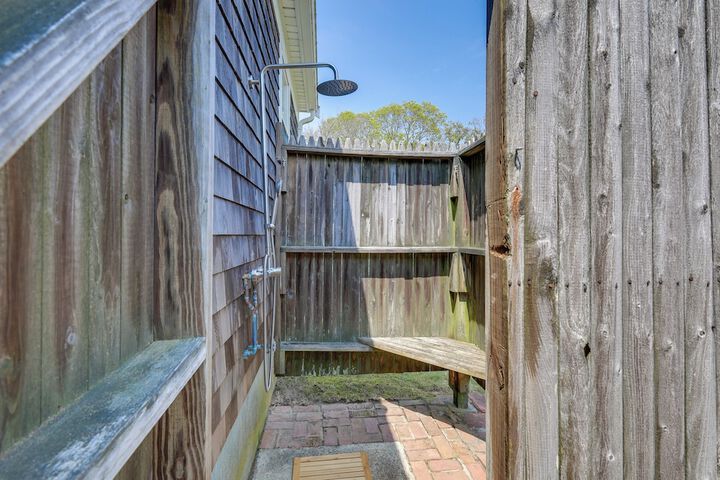 1 Mi to Beach: Quiet West Dennis Escape w / Sunroom