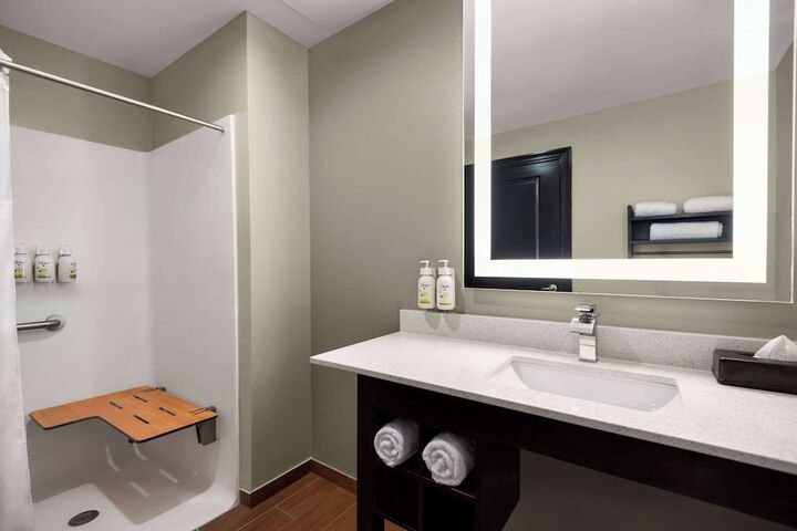 La Quinta Inn & Suites by Wyndham Gonzales LA