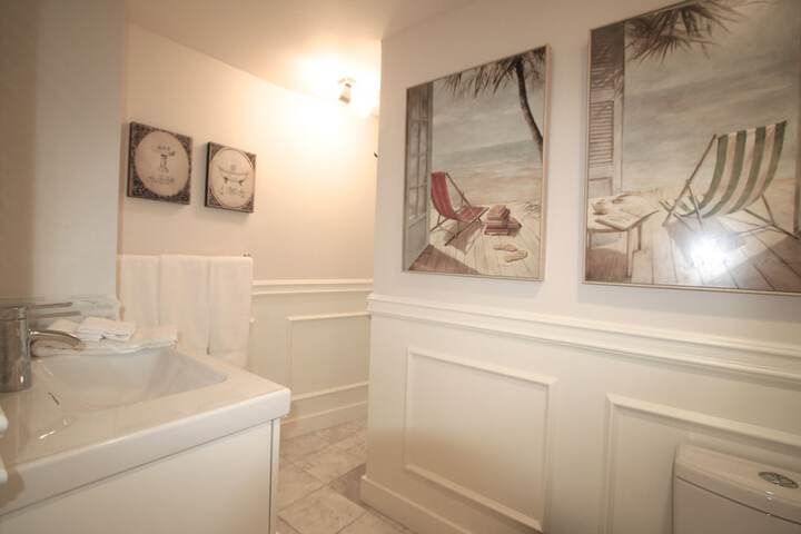 Room 28 of 102