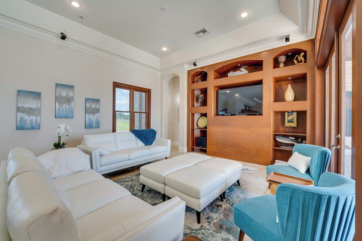 Groveland Home w / Pool: Luxurious Lakefront Oasis!