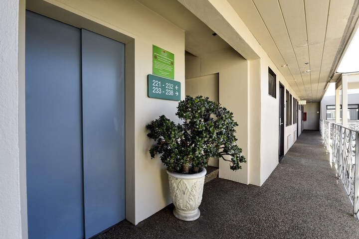 Ballroom/Hall 44 of 48