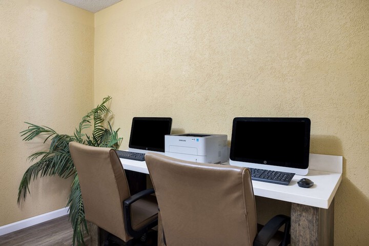 Business Center 89 of 89