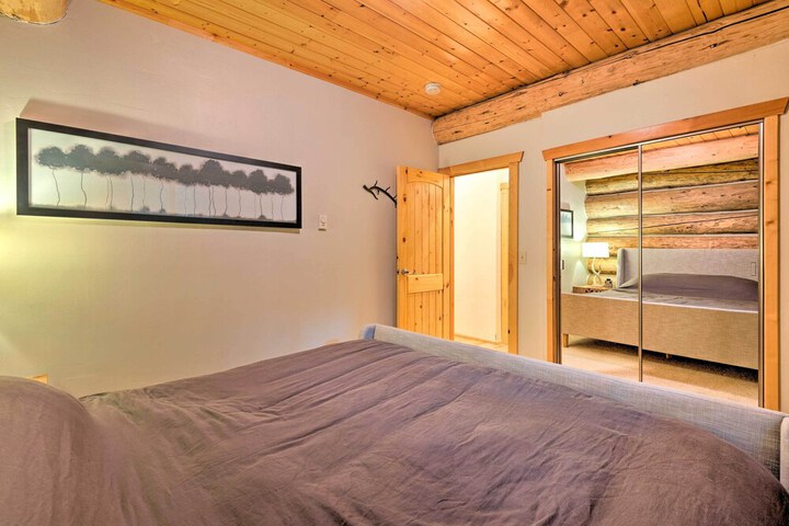 Riverfront Gold Bar Log Cabin Near Stevens Pass!