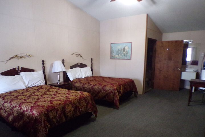 Longhouse Lodge Motel